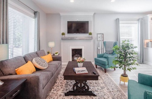 Hyde Park Casa | Glamorous, Upscale 5B Hyde Park Home w/Outdoor Patio