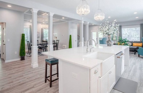 Hyde Park Casa | Glamorous, Upscale 5B Hyde Park Home w/Outdoor Patio