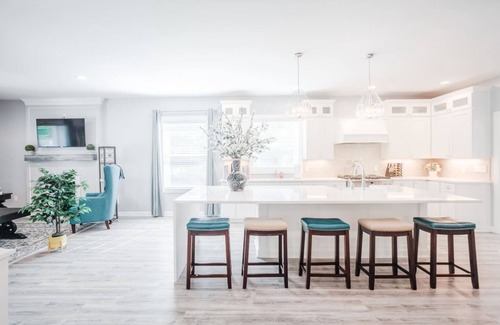 Hyde Park Casa | Glamorous, Upscale 5B Hyde Park Home w/Patio