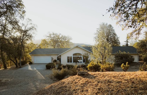 Oakhurst Casa | Glamour Mountain Getaway by Casa Oso With Hot Tub