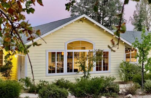 Oakhurst Villa | Glamour Mountain Getaway by Casa Oso with views and spa