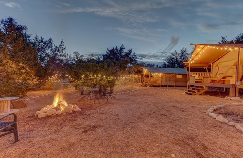 Johnson City Alquiler De RV | Glamp with AC: Free Wine Tasting in Hill Country