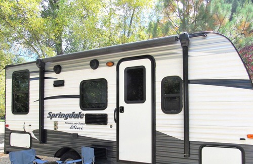 Lewis Casa | Glamper - ¡Permítanos configurar nuestra caravana en el campamento de su elección!