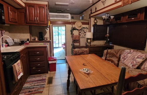 Tillman County Casa | Glamping 3 room RV-pet friendly, fishing, horses-V