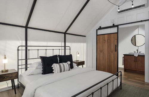 Fredericksburg Otro | Glamping at Cherry Cove W/ Hot Tub!
