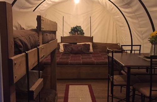 Jamestown Alquiler De RV | Glamping atrás en el tiempo