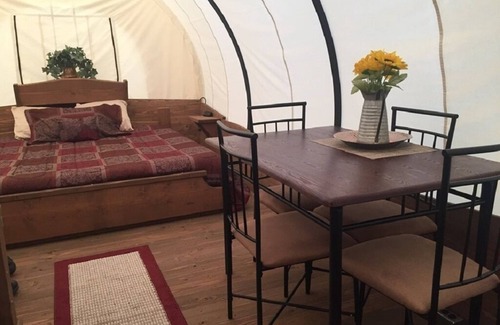 Jamestown Alquiler De RV | Glamping atrás en el tiempo