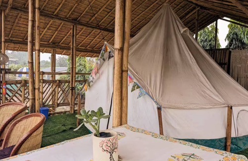 Noida Cabaña | Glamping Bell Tent over a Bamboo Machaan