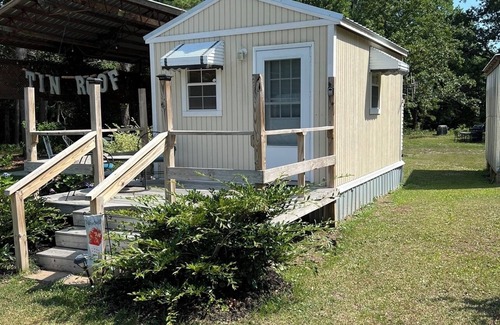 Swansboro Cabaña | 10 millas a las playas de Emerald Isle Nueva micro cabaña cama queen / baño completo / nicedec