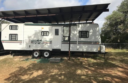Manchaca Casa | ⛺️ Glamping Experience Close to Austin (30' Sportsmen)