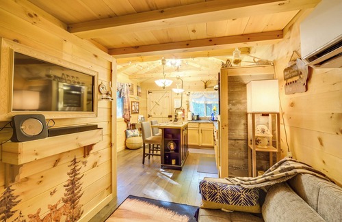 Webster Apartamento | Glamping Getaway w/ Porch in Wisconsin Northwoods