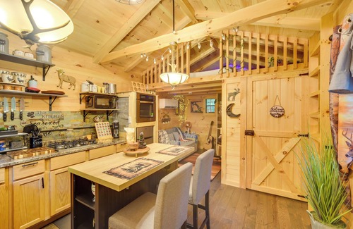 Webster Apartamento | Glamping Getaway w/ Porch in Wisconsin Northwoods