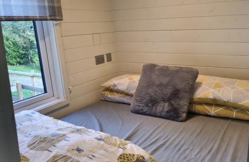 Llanfair Caereinion Casa | Glamping Hut - Riverview 5