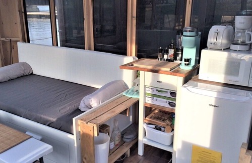 Lacolle Cabina | Glamping on the water
