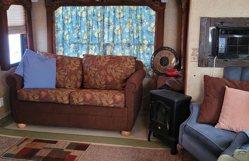 Tillman County Casa | Glamping RV, private, family & pet friendly, hiking, fishing, horses-W