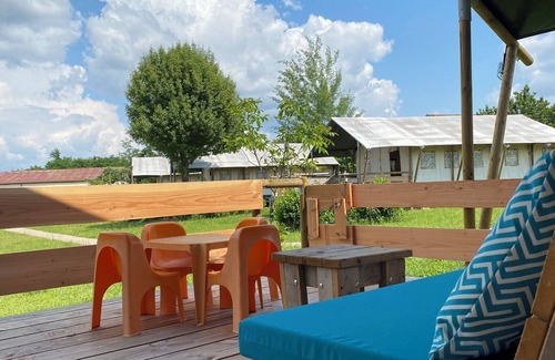 Jayac Alquiler De RV | Glamping 'Safarilodge Prestige Tent 12 5 Pers' con piscina compartida, Wi-Fi y aire acondicionado