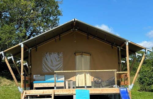 Jayac Alquiler De RV | Glamping 'Safarilodge Prestige Tent 14 4 Pers' con piscina compartida, terraza privada y Wi-Fi