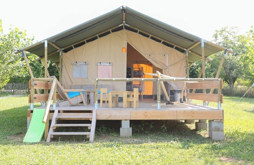 Jayac Alquiler De RV | Glamping 'Safarilodge Tent 3 - 6 Personnes' con terraza privada, jardín compartido y Wi-Fi