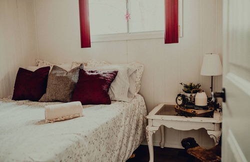 Central Alberta Cabina | GLAMPING! SummerFell Cabin - 2 Bedrooms, 6 Guests!