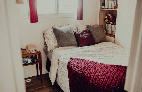 Central Alberta Cabina | GLAMPING! SummerFell Cabin - 2 Bedrooms, 6 Guests!
