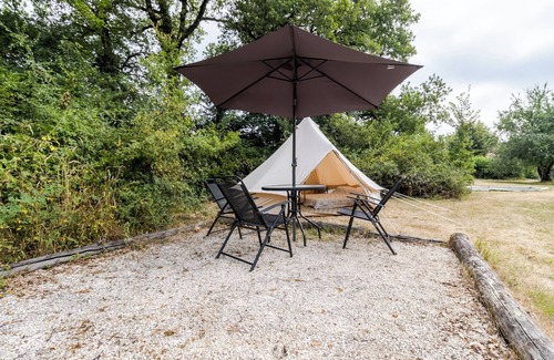Auriac-du-Perigord Alquiler De RV | Glamping 'Tente' con terraza compartida y jardín compartido
