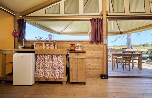 Piombino Alquiler De RV | Glamping 'Tenda Glamping Vicino Al Mare' con terraza, jardín y Wi-Fi