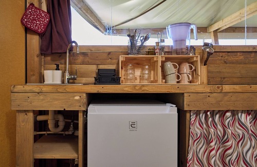 Piombino Alquiler De RV | Glamping 'Tenda Glamping Vicino Al Mare' con terraza, jardín y Wi-Fi