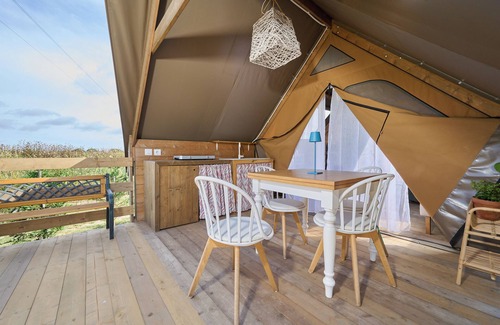 Piombino Alquiler De RV | Glamping 'Tenda Safari Vicino Al Mare' con jardín compartido, Wi-Fi y aire acondicionado