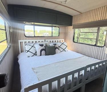 Waterlooville Otro | Glamping Vintage RV Stay