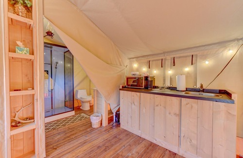 Johnson City Alquiler De RV | Glamping with AC: Free Wine Tasting at 12 Fires
