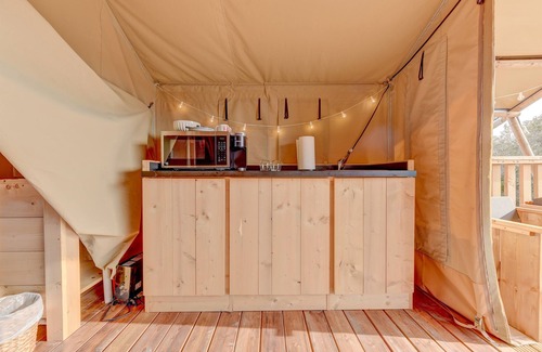 Johnson City Alquiler De RV | Glamping with AC: Free Wine Tasting at 12 Fires