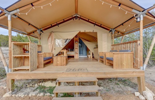 Johnson City Alquiler De RV | Glamping with AC: Free Wine Tasting at 12 Fires