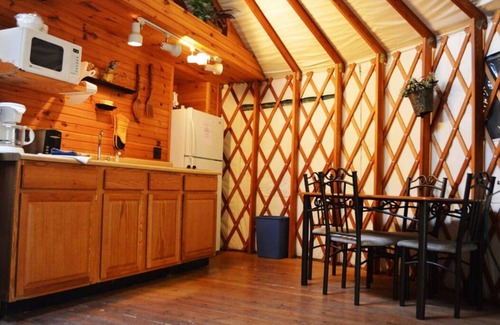 Elkins Cabina | GLAMPING YURT. Sleeps 4, HOT TUB, Pellet Stove