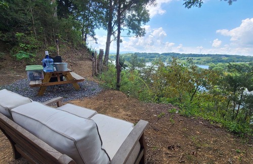 Morristown Cabina | GlampVentures "Helluva View" Bunkhouse with Nolichucky River & Smoky Mtn Views.