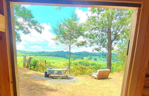 Morristown Cabina | GlampVentures "Helluva View" Bunkhouse with Nolichucky River & Smoky Mtn Views.
