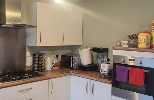 Wolverhampton Casa | Glamshouse is a beautiful, peaceful & warm,cozy and also family friendly.