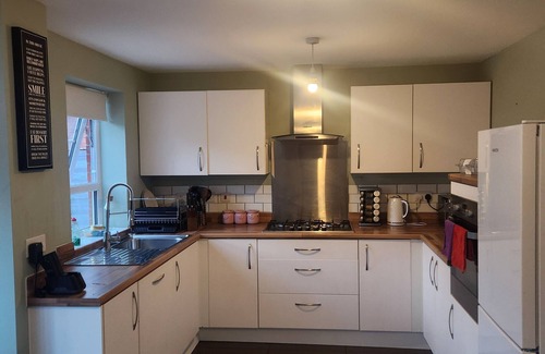 Wolverhampton Casa | Glamshouse is a beautiful, peaceful & warm,cozy and also family friendly.