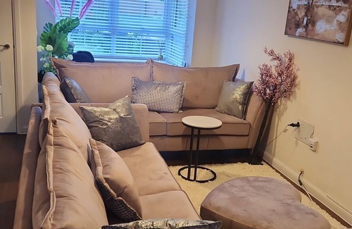 Wolverhampton Casa | Glamshouse is a beautiful, peaceful & warm,cozy and also family friendly.
