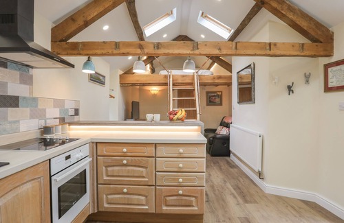 Barmouth Cabaña | GLAN MEON COTTAGE, pet friendly in Barmouth