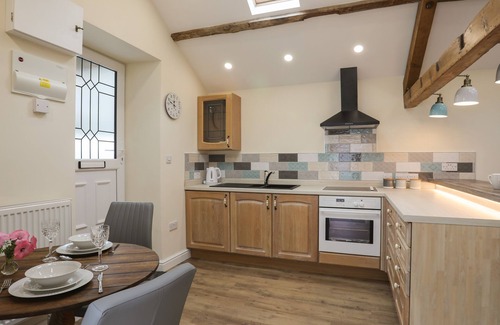 Barmouth Cabaña | GLAN MEON COTTAGE, pet friendly in Barmouth