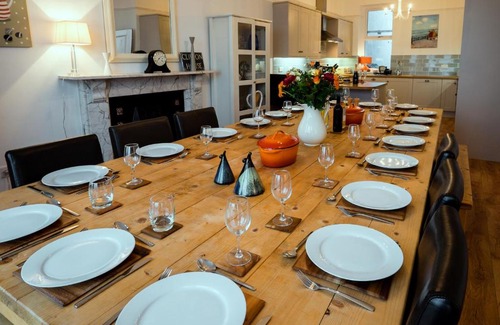 Criccieth Casa | Glan y Mor, Sleeps 20, 8 Bedrooms, 8 Bathrooms, Seafront, Criccieth