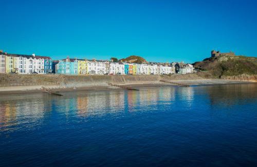 Criccieth Casa | Glan y Mor, Sleeps 20, 8 Bedrooms, 8 Bathrooms, Seafront, Criccieth