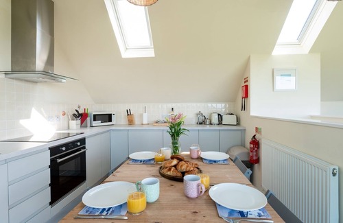 Cylch-Y-Garn Cabaña | Glan Yr Afon - sleeps 5 guests in 3 bedrooms
