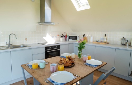 Cylch-Y-Garn Cabaña | Glan Yr Afon - sleeps 5 guests in 3 bedrooms