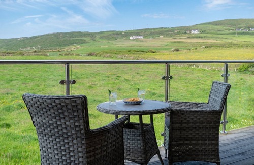 Cylch-Y-Garn Cabaña | Glan Yr Afon - sleeps 5 guests in 3 bedrooms