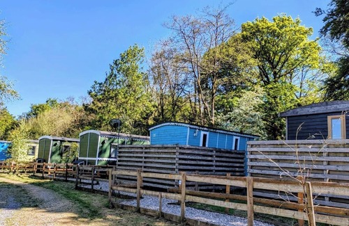 Llanfair Caereinion Cabina | Glan yr Afon Tri - Relax, Recuperate, Enjoy