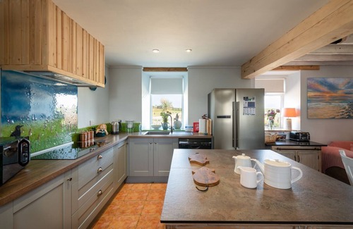 Llanfaelog Casa | Glanllyn Bach: Superb Anglesey holiday let, Snowdonia views