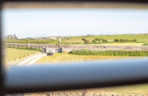 Llanfaelog Casa | Glanllyn Bach: Superb Anglesey holiday let, Snowdonia views