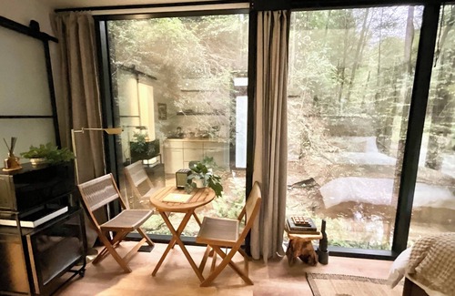Campton Apartamento | “Glass House” #1 - Modern Mirror Home w/ Hot-tub