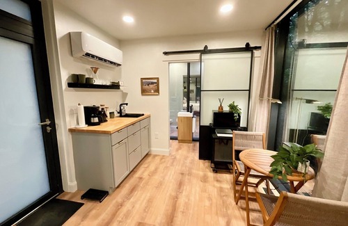 Campton Apartamento | “Glass House” #1 - Modern Mirror Home w/ Hot-tub